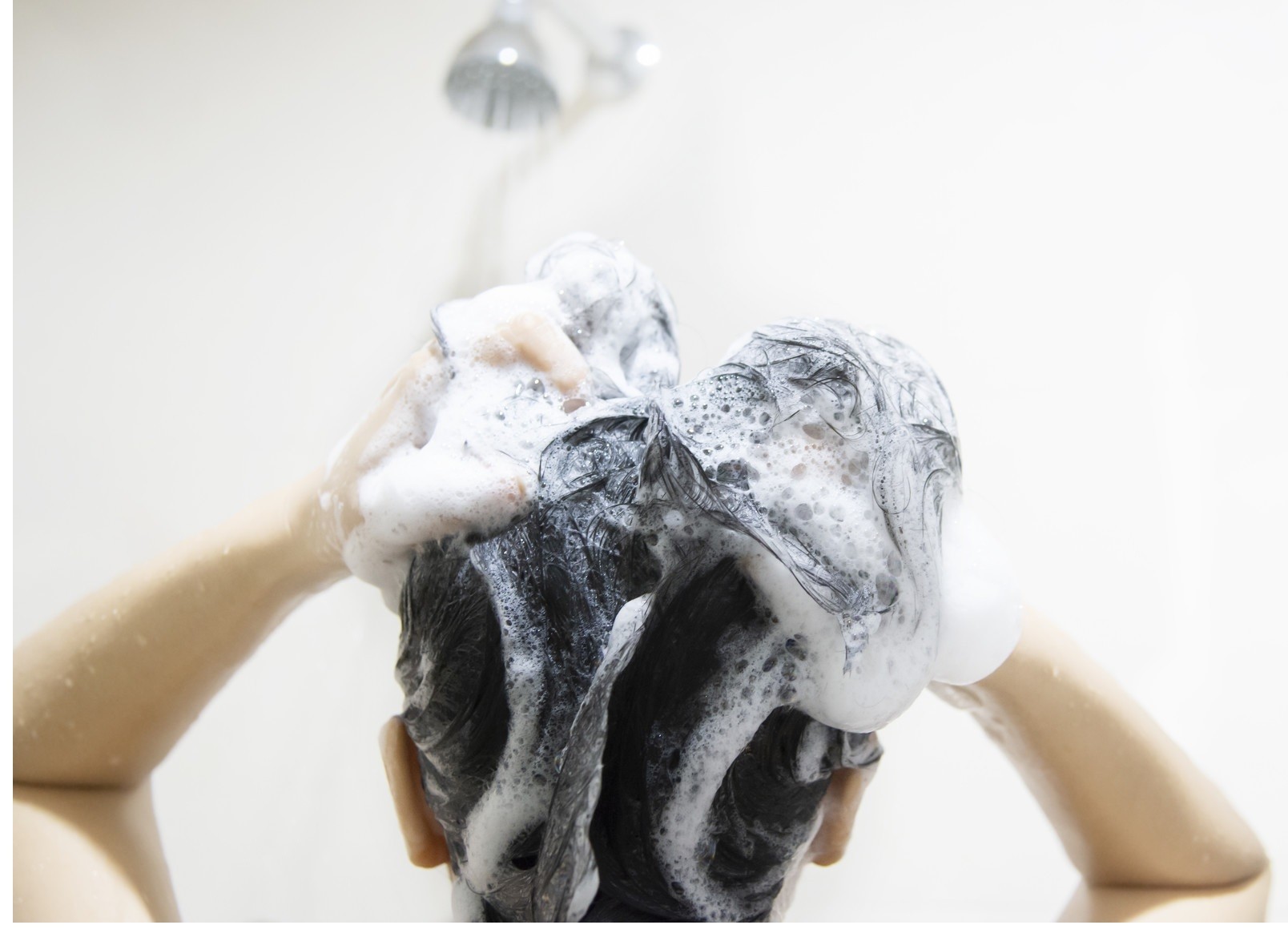 Cheveux qui regraissent vite en Tunisie : faut-il vraiment éviter les sulfates et espacer les shampoings ?