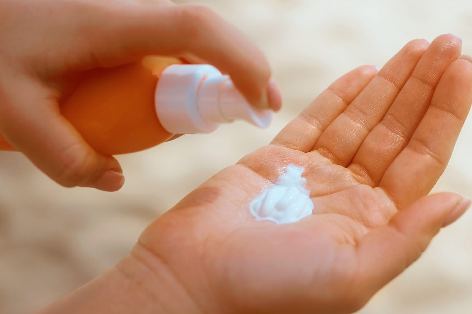 Écran solaire teinté et taches pigmentaires : pourquoi la lumière visible change le choix de votre protection ?