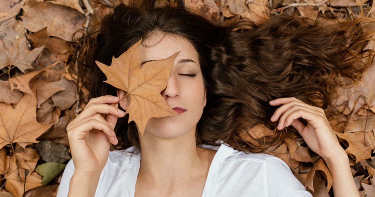 Chute de cheveux en automne : normale ou pas ?